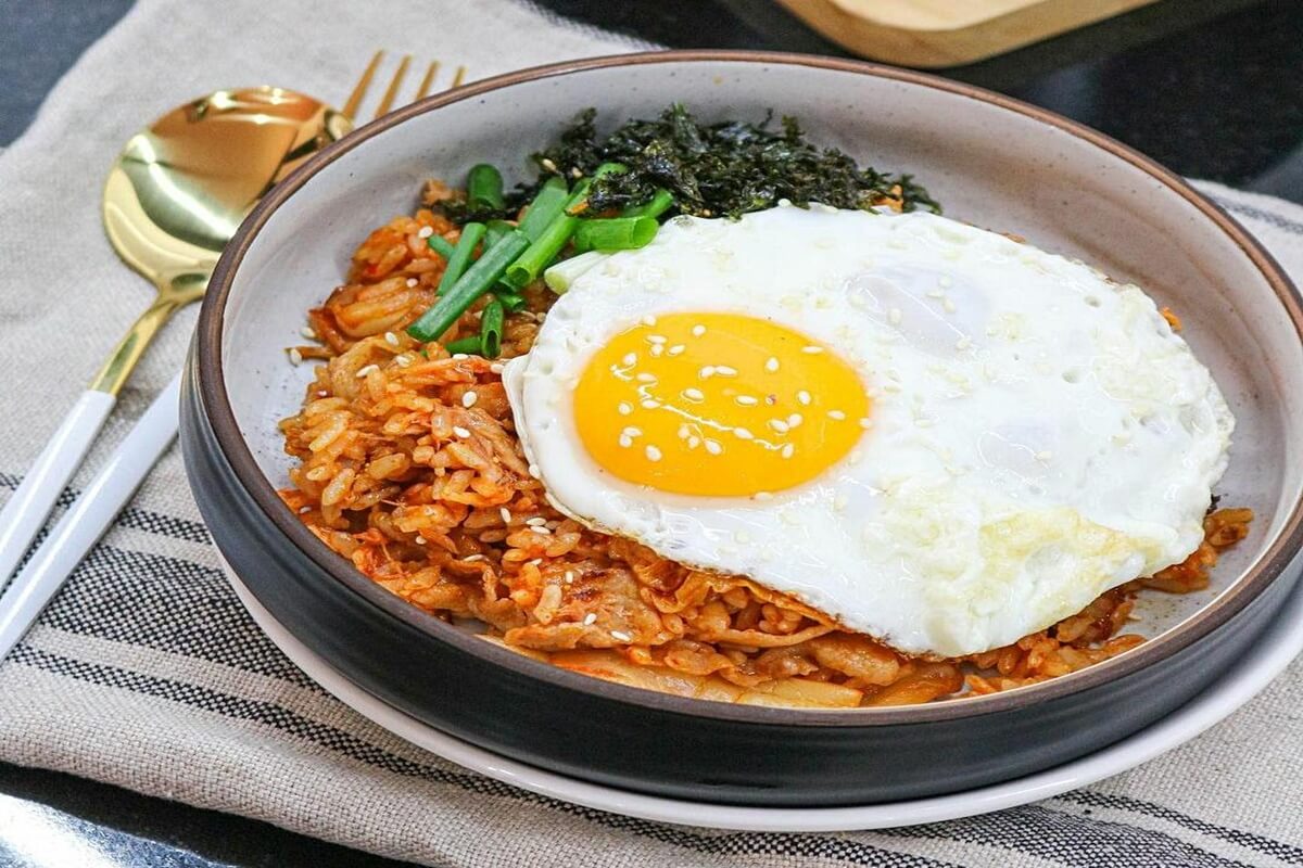 Resep Nasi Goreng Kimchi yang Gurih dan Sehat — Rinaresep.com